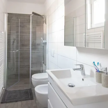 Four Seasons Apartment *
