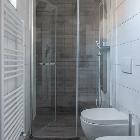 Four Seasons Apartment *